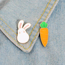 Pin de esmalte de conejo y zanahoria para niños, broche de Animal de conejo lindo, pin de solapa, bolsa de Camisa vaquera, regalo de joyería de liebre de dibujos animados 2024 - compra barato