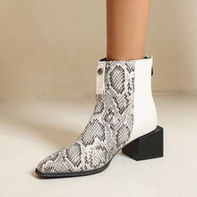Yqbtdl nova chegada 2020 saltos quadrados sapatos de inverno mulher em relevo couro artificial cobra impressão das mulheres tornozelo botas branco preto 2024 - compre barato