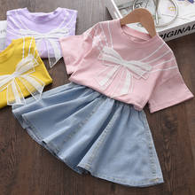 Комплект одежды для девочек, футболка с кружевным бантом для маленьких девочек и джинсовая юбка, летний наряд из 2 предметов, детские костюмы с коротким рукавом 2024 - купить недорого
