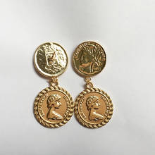 Pendientes redondos y dorados con forma de moneda para mujer y Hombre, Aretes bonitos de Metal con forma de moneda y cabeza de Elizabeth 2024 - compra barato