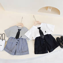 Летняя одежда для маленьких девочек, корейская мода, рубашка с коротким рукавом и галстуком и шорты, комплект из двух предметов, школьная форма, детский комплект одежды 2024 - купить недорого