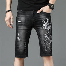 Verão nova jean shorts masculinos pequeno reta na altura do joelho shorts jean personalidade moda buracos bordado preto médio calças 2024 - compre barato