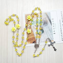 Ожерелье QIGO с желтым цветком из акриловых бусин, крест, католический Розарий для мужчин и женщин, религиозные молитвенные украшения 2024 - купить недорого