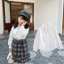 Рубашки для маленьких девочек 2, 3, 4, 5, 6, 7 лет, весенне-осенние корейские рубашки с длинными рукавами и кружевным бантом для маленьких девочек, детские блузки, детские белые топы 2024 - купить недорого