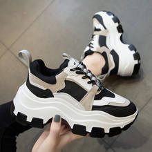 Tênis chunky feminino plataforma preto e branco, calçado feminino sneakers solado grosso casual corrida 7cm 2024 - compre barato