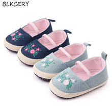 Милая обувь с мягкой подошвой для новорожденных девочек 1 год; обувь Mary Jane на плоской подошве; прогулочная обувь для малышей с цветком 2024 - купить недорого