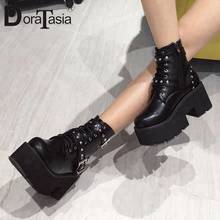 Женские ботинки на платформе DORATASIA, черные ботинки с пряжкой и круглым носком, на высоком каблуке, с металлическим украшением, 2020 2024 - купить недорого