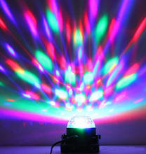 Bola de discoteca giratoria activada por sonido, luz estroboscópica RGB, luces de escenario para cumpleaños, hogar, KTV, Navidad, boda, espectáculo, UE/EE. UU. 2024 - compra barato