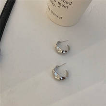 Серьги-гвоздики геометрической формы серебряного цвета для женщин простые маленькие корейские серьги из сплава крупные модные ювелирные изделия оптовая продажа 2024 - купить недорого