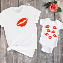 Одинаковая одежда для семьи футболки для мамы и дочки Одинаковая одежда для мамы и дочки рубашка для маленьких девочек с надписью «big sister» летняя одежда с принтом «kiss son» 2024 - купить недорого