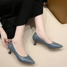 Туфли-лодочки женские на среднем каблуке 5 см, с острым носком, 8794 г 2024 - купить недорого