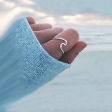 Женское кольцо из стерлингового серебра 925 пробы с белыми бриллиантами и волнистыми кольцами для пляжа и океана, подарок на день рождения, ювелирное изделие 2024 - купить недорого