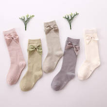 Носки для новорожденных девочек новые детские носки для малышей девочек с большим бантом до колена длинные мягкие хлопковые детские носки 2024 - купить недорого