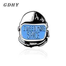 Gdhy capacete de astronauta eu precisa de mais espaço, broche de esmalte, cosmonauta, espaçonave, mochila, roupas, alfinete, joia 2024 - compre barato
