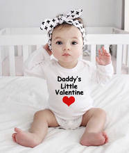 Одежда для новорожденных; Комбинезон с принтом «Daddy's Little ко Дню Святого Валентина с принтом Забавный детский комбинезон для маленьких девочек, модная куртка с длинными рукавами для малышей, одежда 2024 - купить недорого