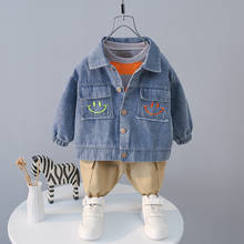 Осенние комплекты одежды для маленьких мальчиков и девочек, детская повседневная одежда, одежда для малышей, джинсовые пальто с мультяшным рисунком, футболка и штаны в полоску 2024 - купить недорого