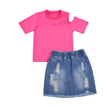 Комплект из 2 предметов, детский летний костюм для девочек, одежда для детей с короткими рукавами и круглым воротником Топы с открытыми плечами + джинсовая юбка; Комплект для летние розово-красный 2024 - купить недорого