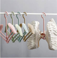 Пластиковая вешалка для обуви, креативная сушилка с двойным крючком, напольная ветрозащитная маленькая подвесная полка для обуви, сушильная стойка для обуви для балкона 2024 - купить недорого