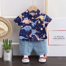 Комплекты одежды для маленьких мальчиков, летняя рубашка с мультяшным принтом динозавра и короткие джинсы, костюм для младенцев 2024 - купить недорого