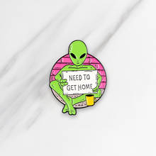 Broche de alienígena verde, broche de esmalte precisa obter broche de lapela para casa, bolsa de roupas, emblema de desenho animado, joia, presente para amigos 2024 - compre barato