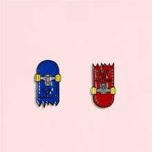 Broche de esmalte azul vermelho skate, broche de cor vermelha, bolsa de camisa jeans de desenho para amigos 2024 - compre barato