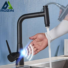 Rozin-grifo de cocina con Sensor inteligente, grifería giratoria extraíble, con pulverizador, mezclador de un solo orificio, color negro 2024 - compra barato