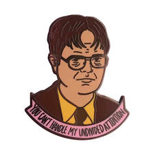 O escritório dwight schrute esmalte pino rainn willson broche humorístico vendedor e assistente distintivo bem conhecido figura de tv decoração 2024 - compre barato