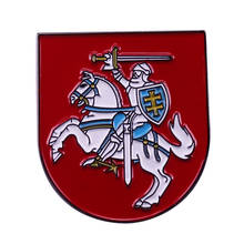 Брошь в виде рыцаря представляет герб литовой Республики 2024 - купить недорого