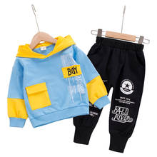 Одежда для маленьких мальчиков, весенний и осенний хлопковый костюм, Повседневный свитер с буквенным принтом для мальчиков, детская одежда с капюшоном, костюм из двух предметов для малышей 2024 - купить недорого