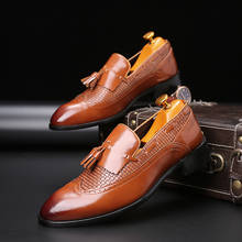 Gran tamaño 37-48 mocasines de cuero para hombres zapatos de marca zapatos clásicos de borla Brogue Mans zapatos formales zapatos casuales buey zapatos puntiagudos 2024 - compra barato