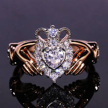 Moda ouro cor mão segurando irlandês claddagh coroa anel de amizade com coração bling zircon pedra para mulher noivado jóias 2024 - compre barato