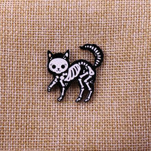 Брошь в виде кошки со скелетом, Готическая эмалированная булавка с блестками, значок с котенком, страшный Декор на Хэллоуин 2024 - купить недорого