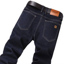 2021 осень Классические облегающие прямые Стрейчевые джинсы классический стиль кожаные Молодежные мужские деловые повседневные брендовые джинсы синие Черные 2024 - купить недорого