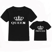Летняя семейная футболка, одежда для мамы и дочки, хлопковая Футболка с принтом королевы и принцессы, одинаковая семейная одежда, подарок на день матери и ребенка 2024 - купить недорого