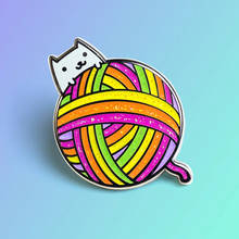 Эмалированная брошь в виде котенка, радужного цвета 2024 - купить недорого