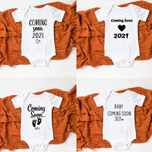 Um bebê que vem em breve 2021 bebê recém-nascido bodysuits engraçado gravidez anúncio roupas onesies algodão bebê menino menina chuveiro presentes 2024 - compre barato