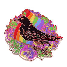 Золотая эмалированная шпилька Pride Raven с флагом гордости для геев, окруженной анютинами, кормит вашего любовника, волшебного маленького готического сердца! 2024 - купить недорого