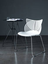 Дизайнерское пластиковое кресло в скандинавском стиле, на заказ, современный, минималистичный, повседневный стул из кованого железа, стул для макияжа в спальню, спинку 2024 - купить недорого