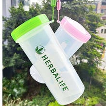 Оптом 2 цвета 500 мл Herbalife питание портативная пластиковая Спортивная бутылка для воды с ложкой для аптеки 2024 - купить недорого