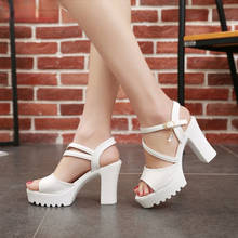 Sandalias de tacón alto para mujer, zapatos de plataforma gruesa, calzado romano de Gladiador, color blanco, para verano 2024 - compra barato