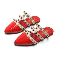 Дизайнерская обувь для девочек; летние детские сандалии в стиле ретро; туфли принцессы на плоской подошве из лакированной кожи; детские тапочки; обувь для девочек; новое поступление 2024 - купить недорого