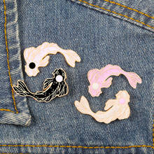 Брошь YinYang Fish, черная, белая, розовая, с эмалью, для рюкзака, для джинсовой куртки, с отворотом, модные женские украшения 2024 - купить недорого