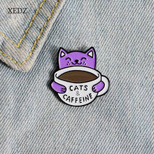 XEDZ-pin de esmalte de café para hombres y mujeres, insignia de metal, ropa punk, broche de solapa, lindo gato púrpura de dibujos animados, taza de café, heces de gato, romántico 2024 - compra barato