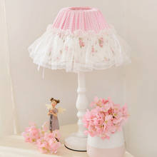 Розовый кружевной тканевый боковой светильник Ins, украшение для спальни, прикроватная настольная лампа, ночник, светильник, домашний стоячий светильник 2024 - купить недорого