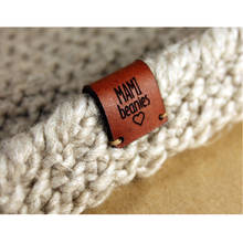 Etiquetas de costura personalizadas para tejer, etiqueta de cuero hecha a mano con logotipo de marca de ganchillo, doblada central, para el cuidado de sombreros y ropa, 30 Uds. 2024 - compra barato