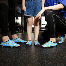 Zapatos de agua para niños y mujeres, calcetines de natación con estampado, zapatillas de playa, descalzos 2024 - compra barato