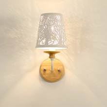 Дизайнерская белая Светодиодный енная светодиодная лампа, металлические настенные светильники для дома, для чтения, деревянные прикроватные светильники 2024 - купить недорого