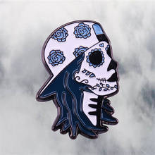 Broche de calavera de azúcar con patrón floral azul, insignia de chica de hip hop, pin de arte gótico del Día de los muertos de México 2024 - compra barato