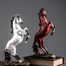 Estatua de caballo de resina europea, decoración para sala de estar, adorno de oficina, figura de caballo, accesorios para el hogar, escultura de caballo, arte moderno 2024 - compra barato