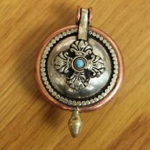 PN053 Vintage cobre tibetano nudo de la suerte & Dorje budista oración caja para collar con colgante hecho a mano nepalí 37mm amuleto Gau redondo 2024 - compra barato